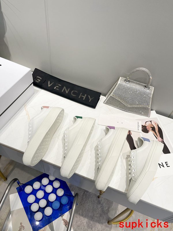 Givenchy shoes Style 109 - logo and branding close-up