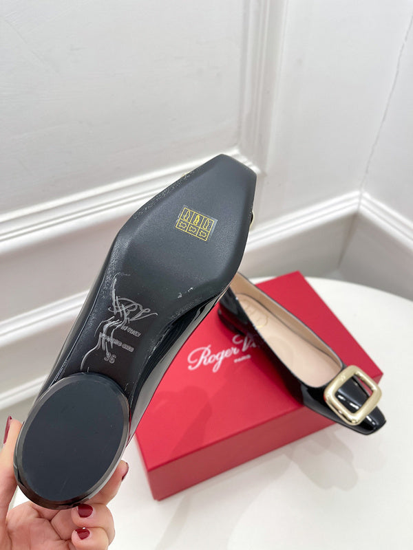 Three-quarter angle view of Roger Vivier luxury piece style No.051