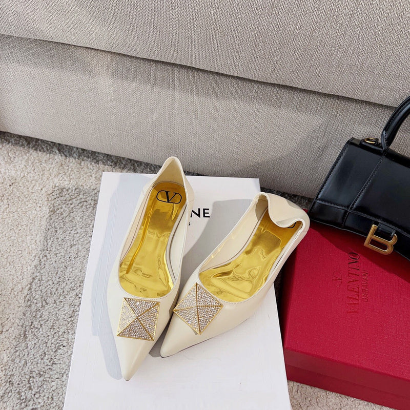 Three-quarter angle view of Valentino Garavani luxury piece style No.219