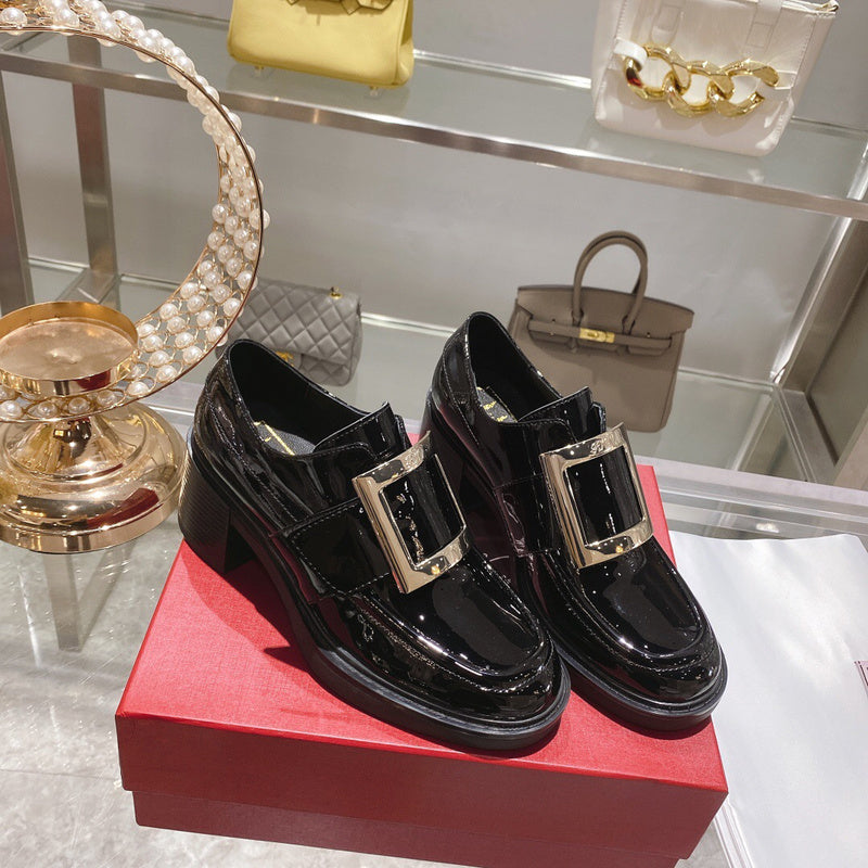 Side profile view of Roger Vivier luxury piece style No.042