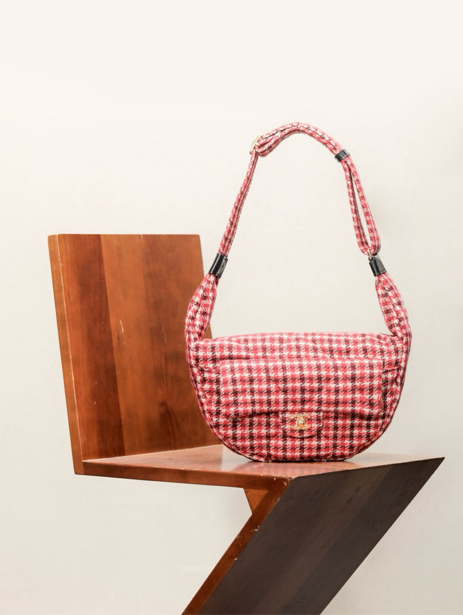 Chanel Large Hobo Bag detail shot – authentic designer craftsmanship
