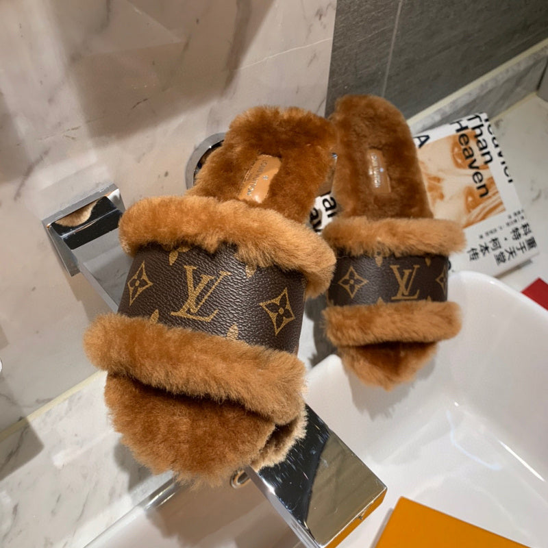 Side profile view of Louis Vuitton luxury piece style No.026