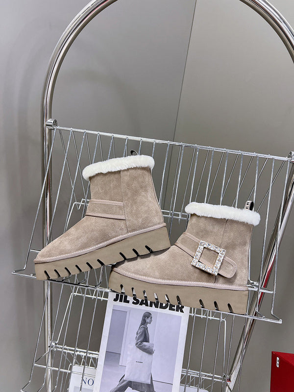 Three-quarter angle view of Roger Vivier luxury piece style No.077