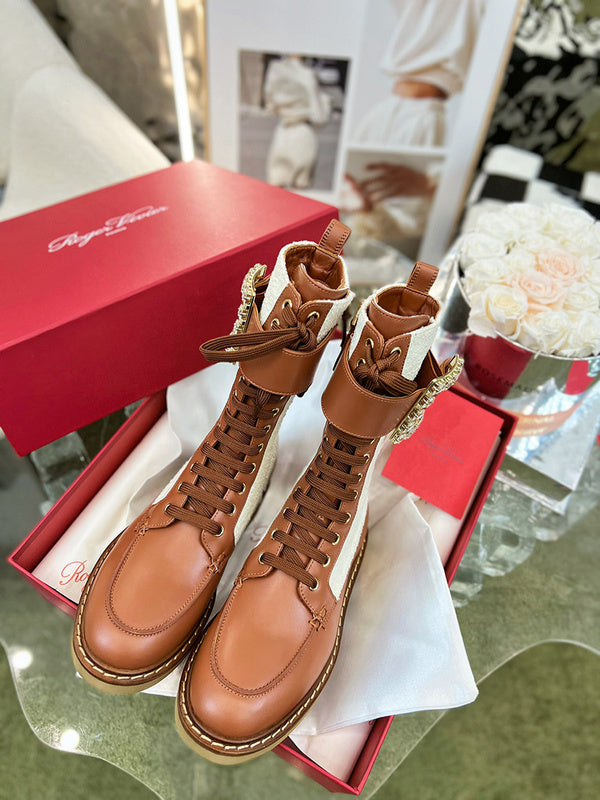 Front view of Roger Vivier luxury piece style No.084