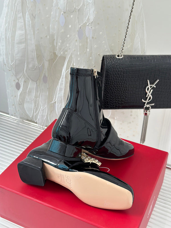 Styling view of Roger Vivier luxury piece style No.102