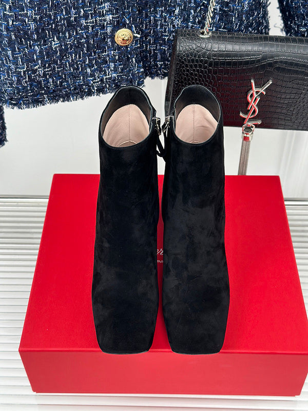 Three-quarter angle view of Roger Vivier luxury piece style No.074