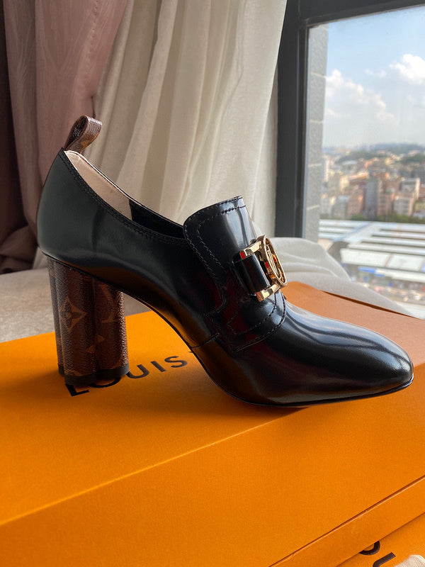 Three-quarter angle view of Louis Vuitton luxury piece style No.007