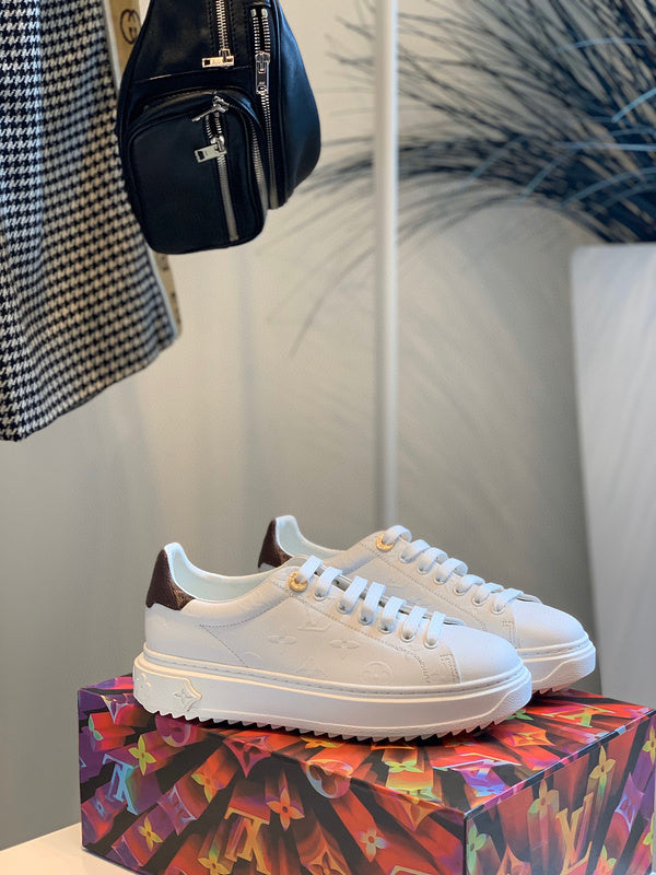 Full silhouette view of Louis Vuitton luxury piece style No.019
