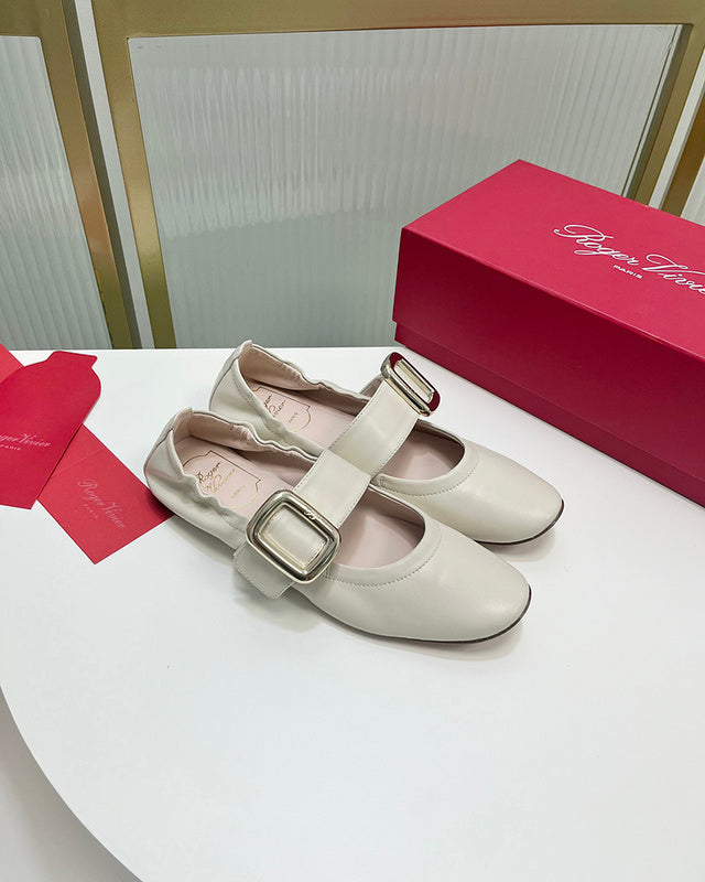 Side profile view of Roger Vivier luxury piece style No.082