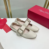 Side profile view of Roger Vivier luxury piece style No.082