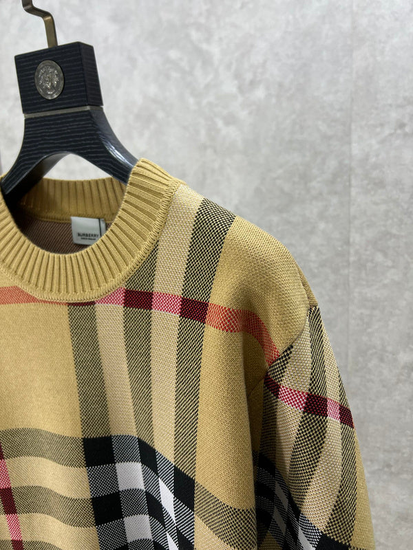 Three-quarter angle view of Burberry luxury piece style No.330