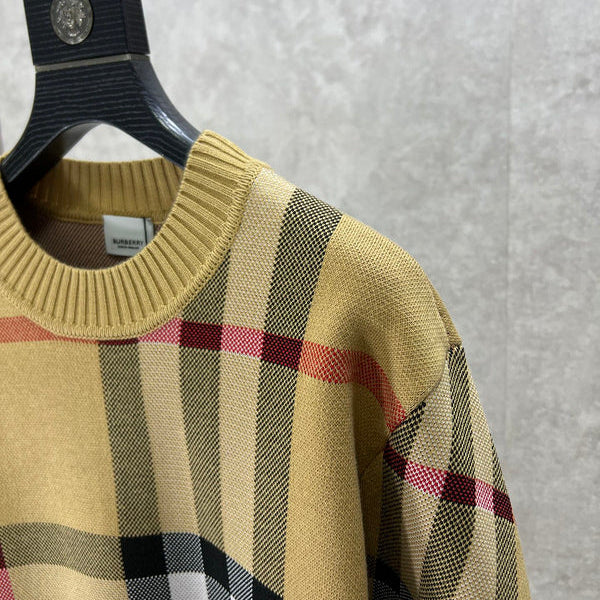 Three-quarter angle view of Burberry luxury piece style No.330