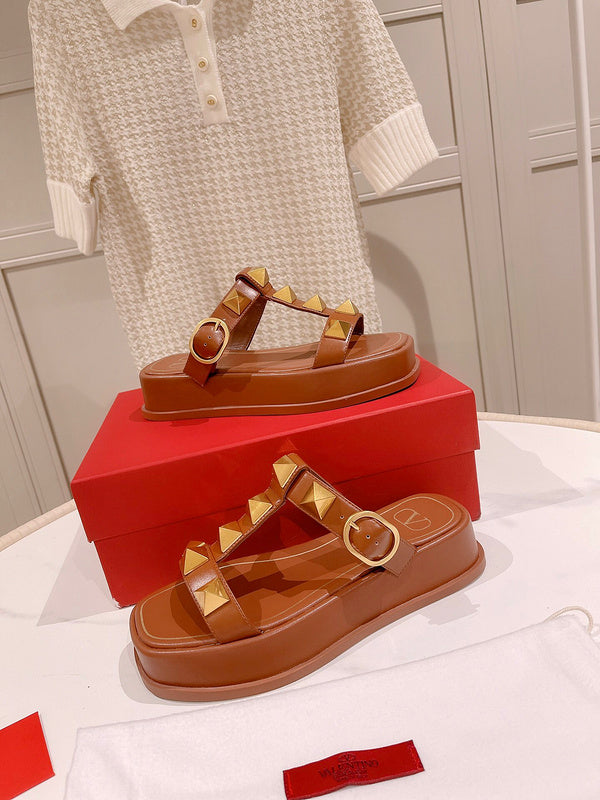 Three-quarter angle view of Valentino Garavani luxury piece style No.262