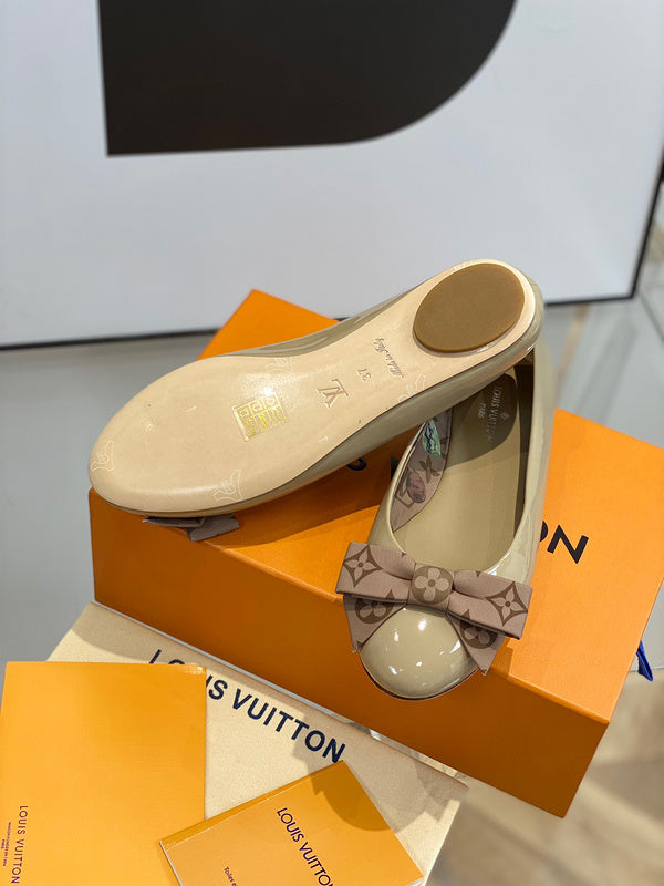Louis Vuitton shoes Style 303 - logo and branding close-up