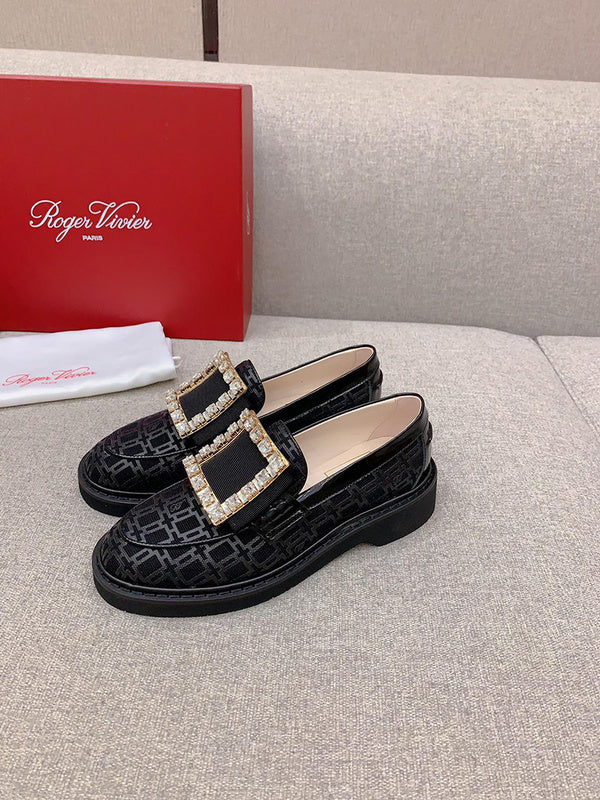 Full silhouette view of Roger Vivier luxury piece style No.092
