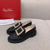 Full silhouette view of Roger Vivier luxury piece style No.092