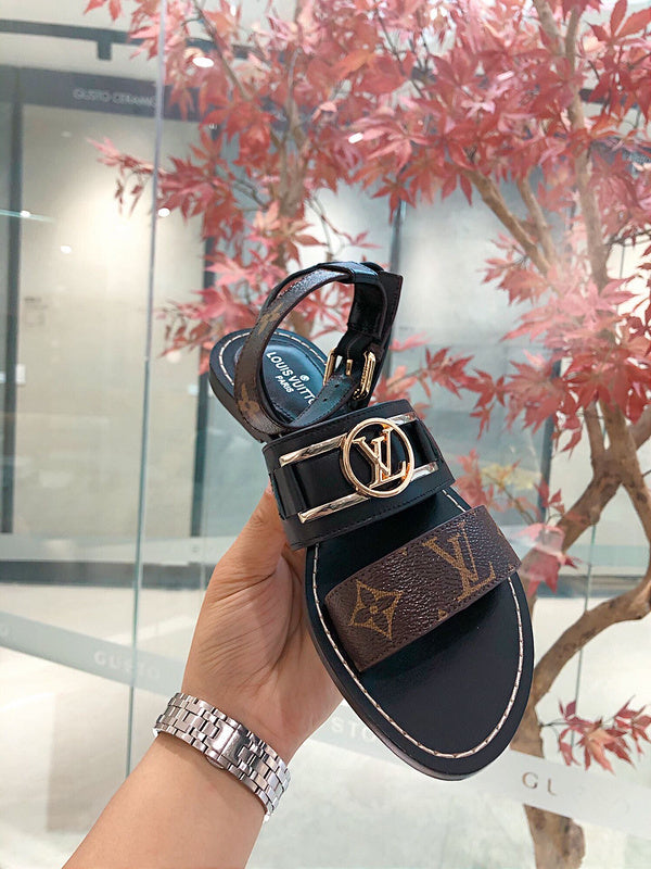 Three-quarter angle view of Louis Vuitton luxury piece style No.057