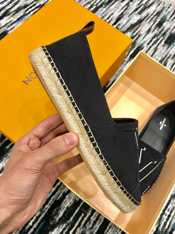 Three-quarter angle view of Louis Vuitton luxury piece style No.023
