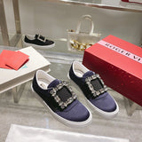 Side profile view of Roger Vivier luxury piece style No.047