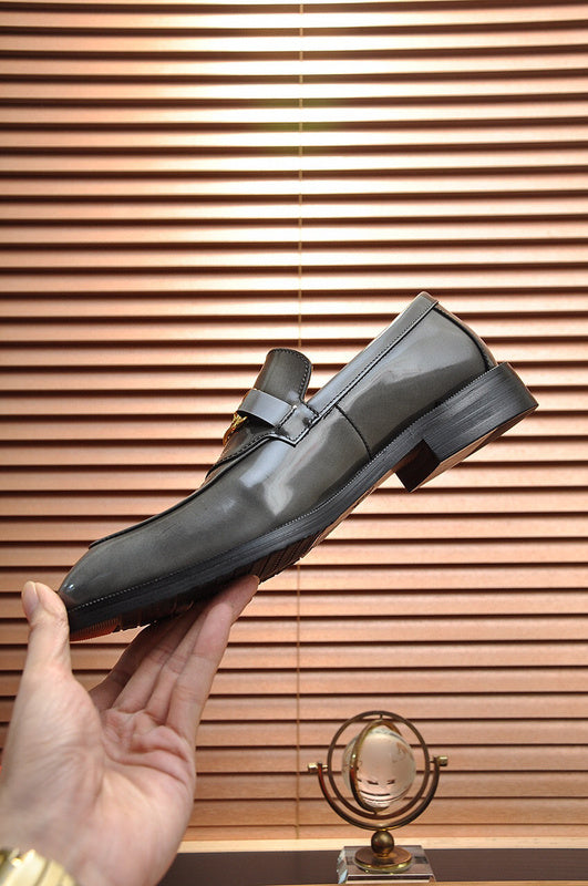 Hermès Red Low-Top Sneakers - Heel Detail View