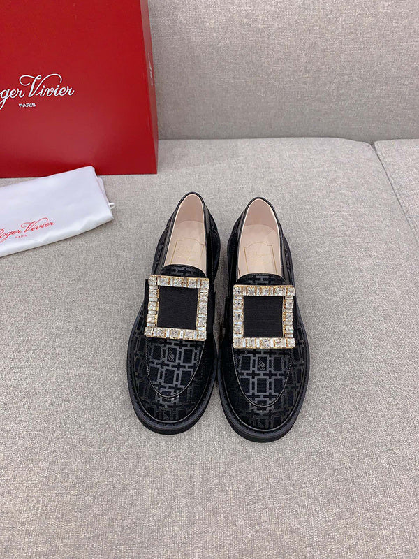 Front view of Roger Vivier luxury piece style No.092