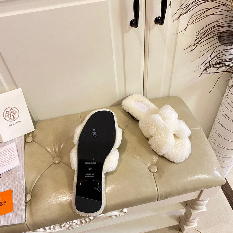 Hermès White Platform Sandals - Toe Detail View