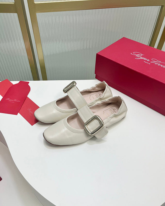 Front view of Roger Vivier luxury piece style No.082