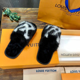 Three-quarter angle view of Louis Vuitton luxury piece style No.127