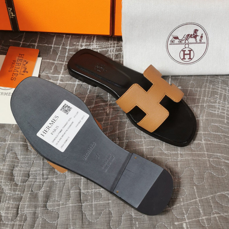 Hermès Black Gladiator Sandals - Heel Detail View