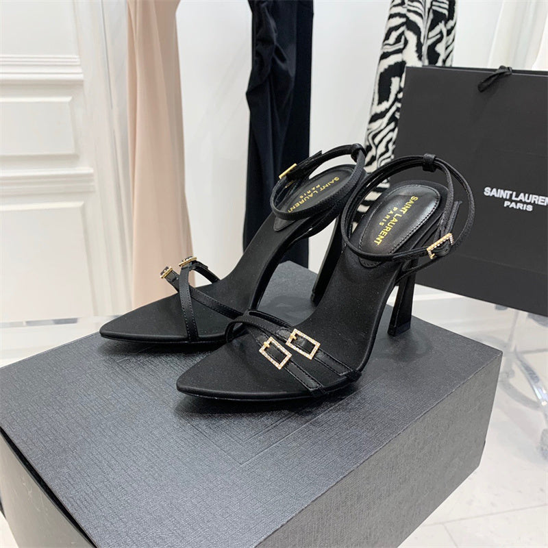 Three-quarter angle view of Saint Laurent luxury piece style No.093