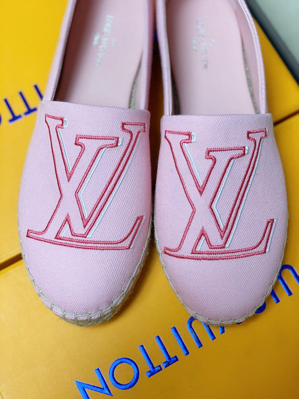 Three-quarter angle view of Louis Vuitton luxury piece style No.113