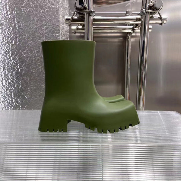Balenciaga shoes Style 088 - close-up of statement logo accent