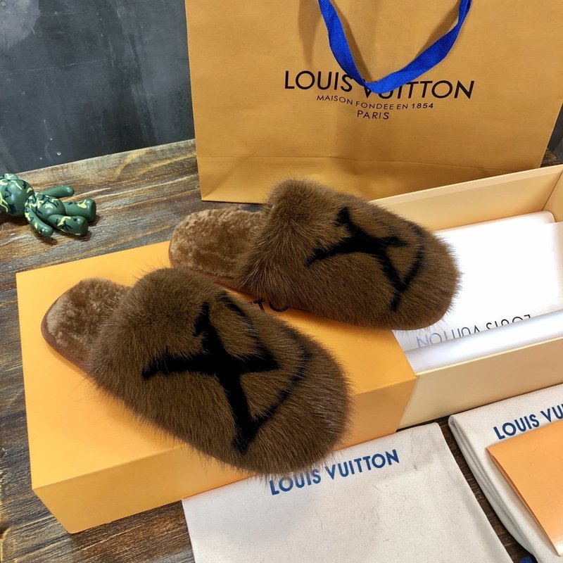 Texture and finish detail of Louis Vuitton luxury piece style No.129