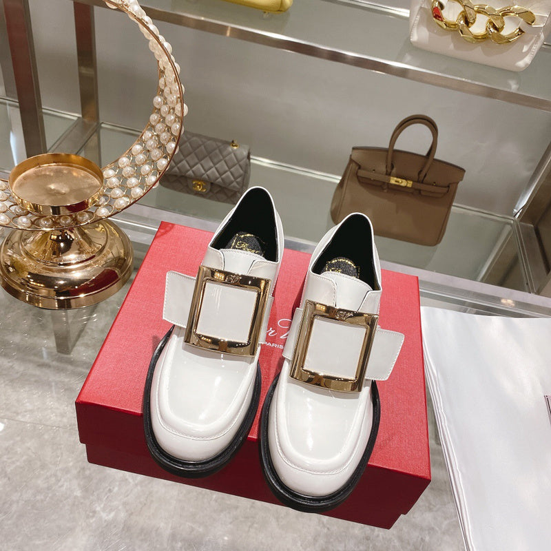 Side profile view of Roger Vivier luxury piece style No.042