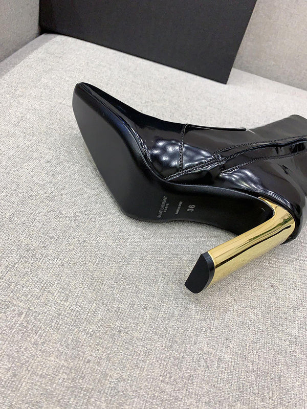 Styling view of Saint Laurent luxury piece style No.046