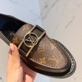 Texture and finish detail of Louis Vuitton luxury piece style No.049
