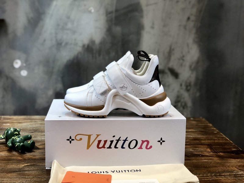 Front view of Louis Vuitton luxury piece style No.135
