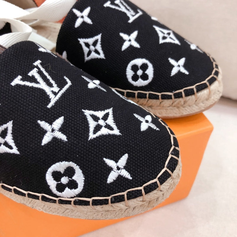 Louis Vuitton Beige Pointed-Toe Flats - Toe Detail View