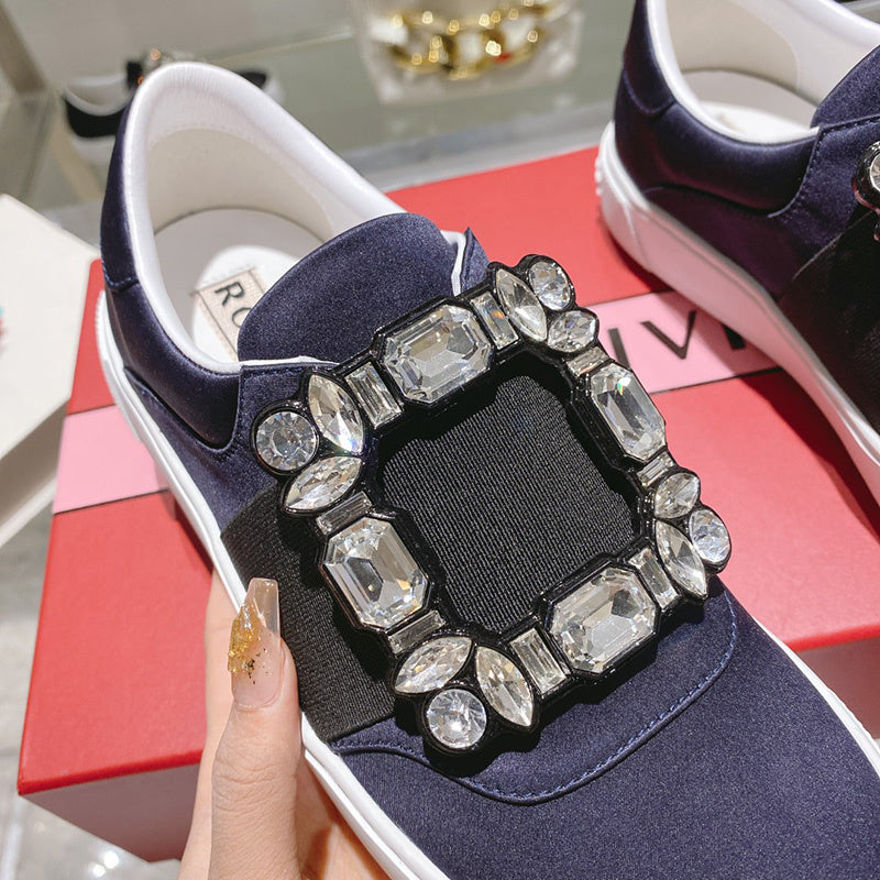Three-quarter angle view of Roger Vivier luxury piece style No.047