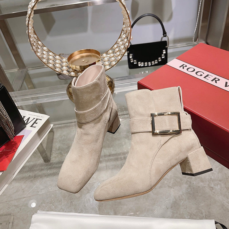 Full silhouette view of Roger Vivier luxury piece style No.110
