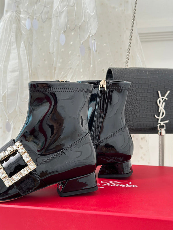 Three-quarter angle view of Roger Vivier luxury piece style No.102