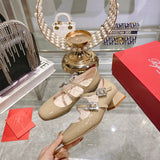 Styling view of Roger Vivier luxury piece style No.049