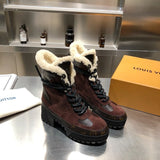 Full silhouette view of Louis Vuitton luxury piece style No.157