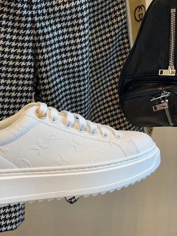 Texture and finish detail of Louis Vuitton luxury piece style No.019