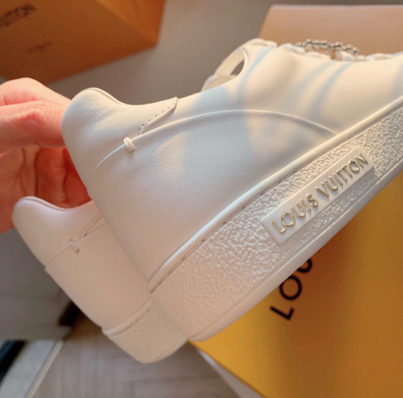 Front view of Louis Vuitton luxury piece style No.020