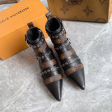 Front view of Louis Vuitton luxury piece style No.027