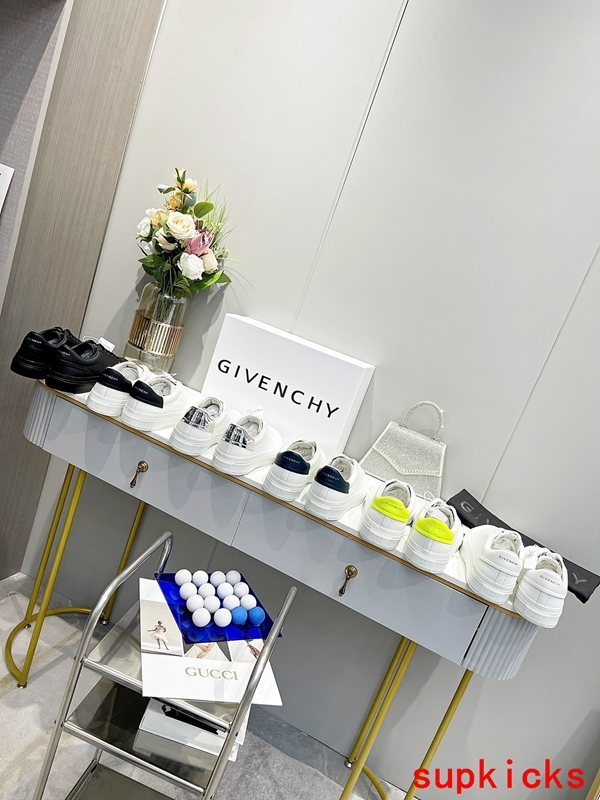 Givenchy shoes Style 096 - logo and branding close-up