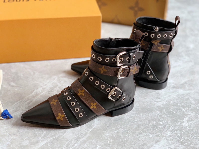 Back view of Louis Vuitton luxury piece style No.027
