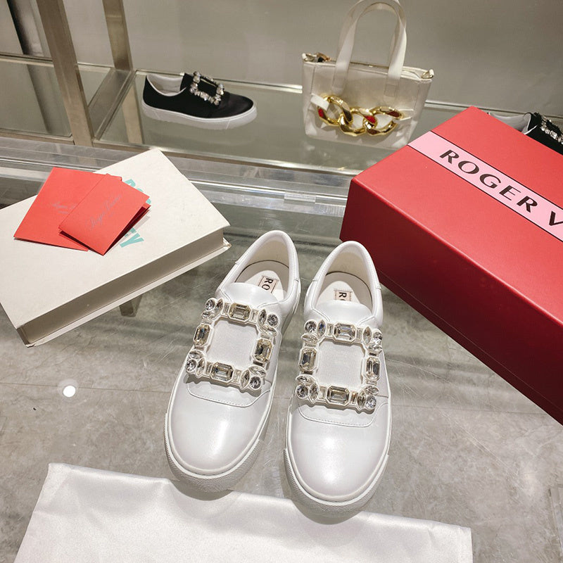 Full silhouette view of Roger Vivier luxury piece style No.047