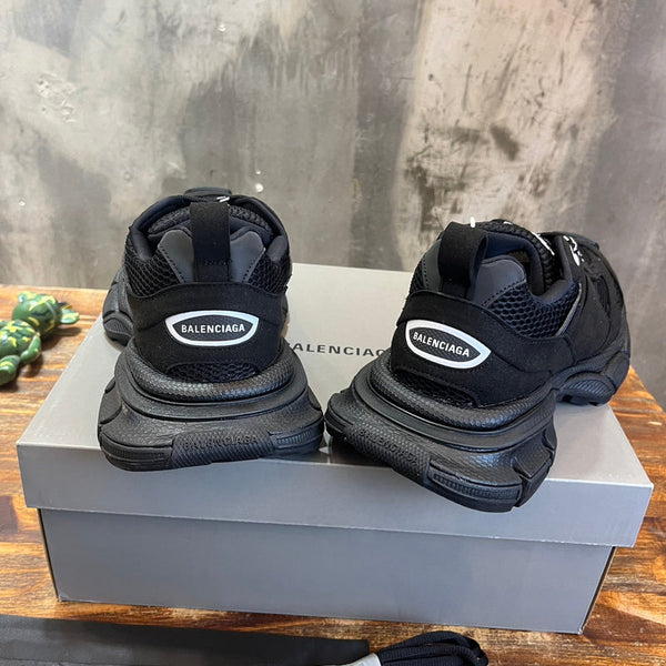 Balenciaga shoes Style 019 - close-up of elevated everyday design
